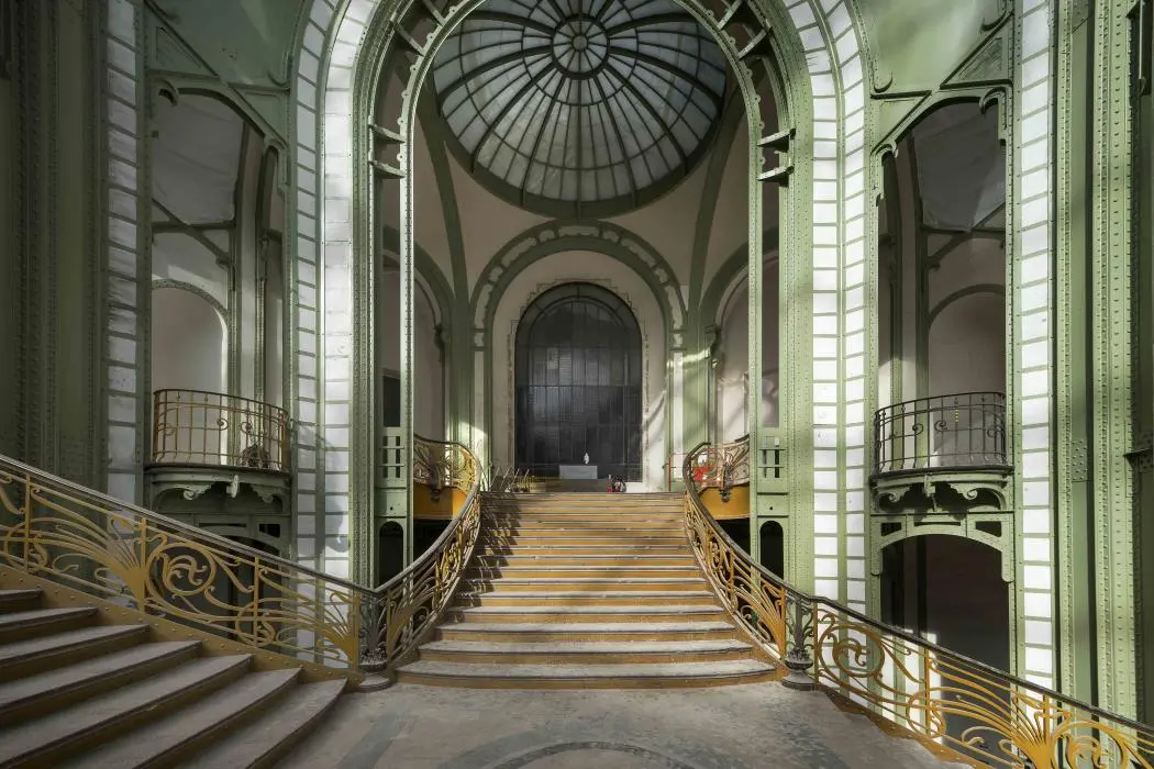 Escalier d'honneur du Grand Palais, murs de pavés de verre rétroéclairés