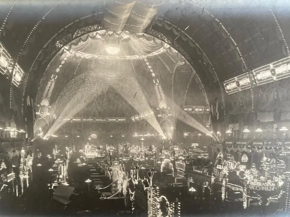 Le Grand Palais illuminé de milliers d'ampoules, photographie d'archive vers 1900