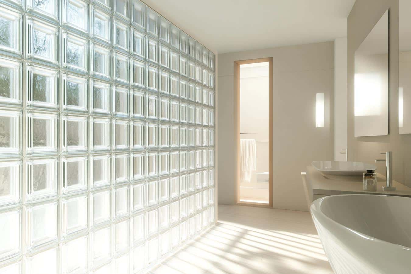 Mur de pavés de verre ondés traversé par une lumière rasante